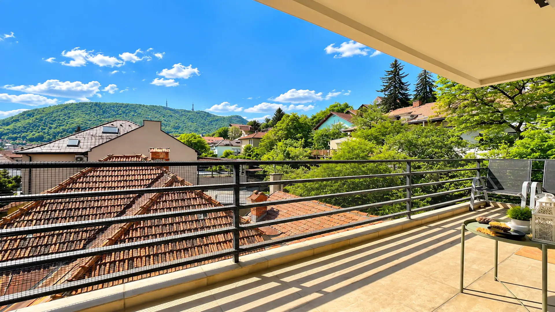 Balcon cu vedere spre Tâmpa